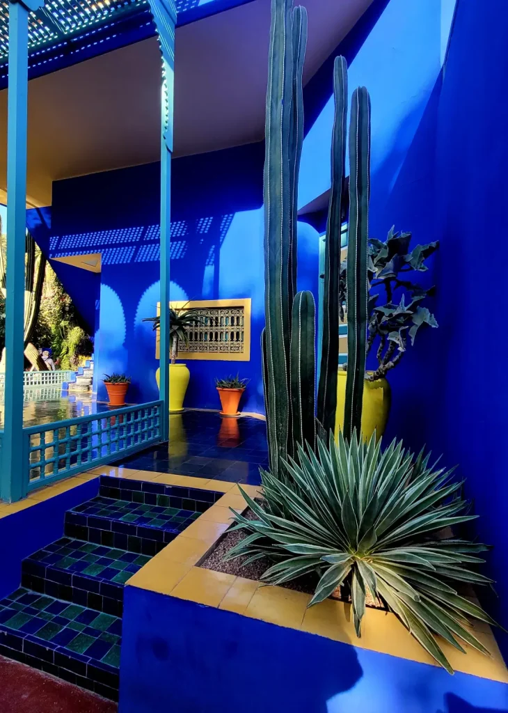 Patio bleu d'une maison tpique marocaine