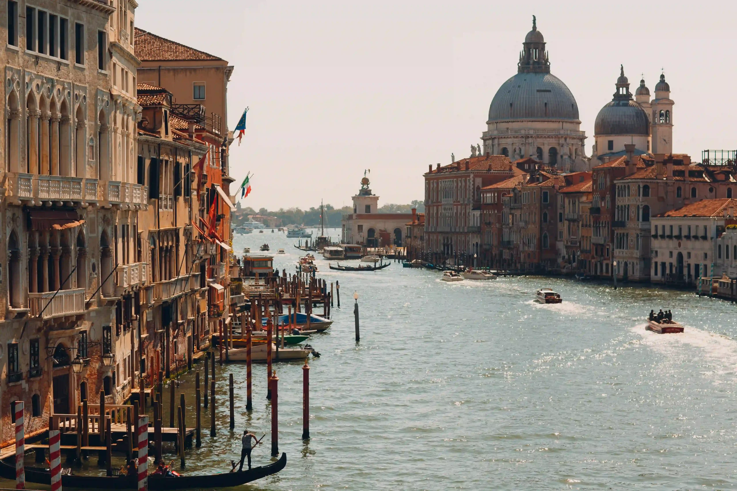Venise-italie-bateaux-canal-au-milieu-des-immeubles-ville (1)