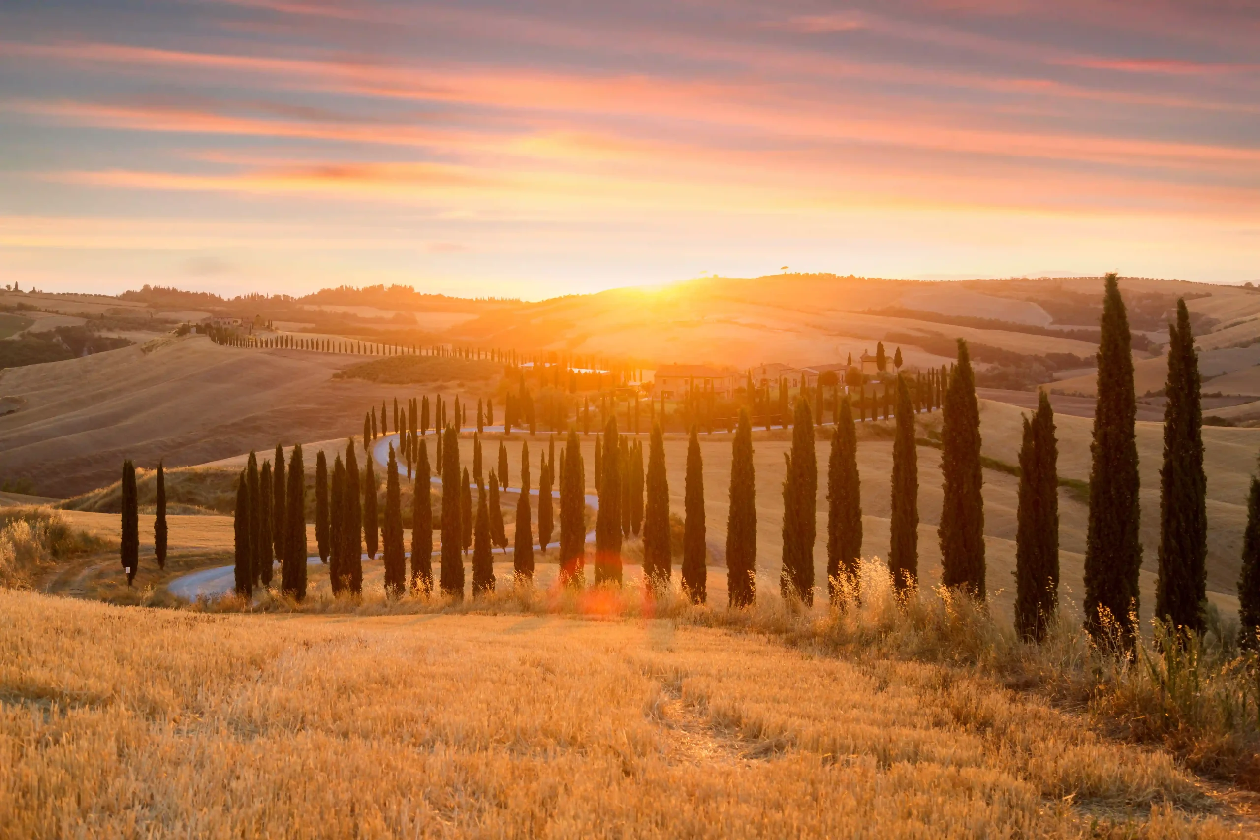ferme-typique-au-sommet-d'une-colline-dans-la-vallée-de-l'Orcia-paysage-paysages-coucher-de-soleil-Toscane-Italie (2)
