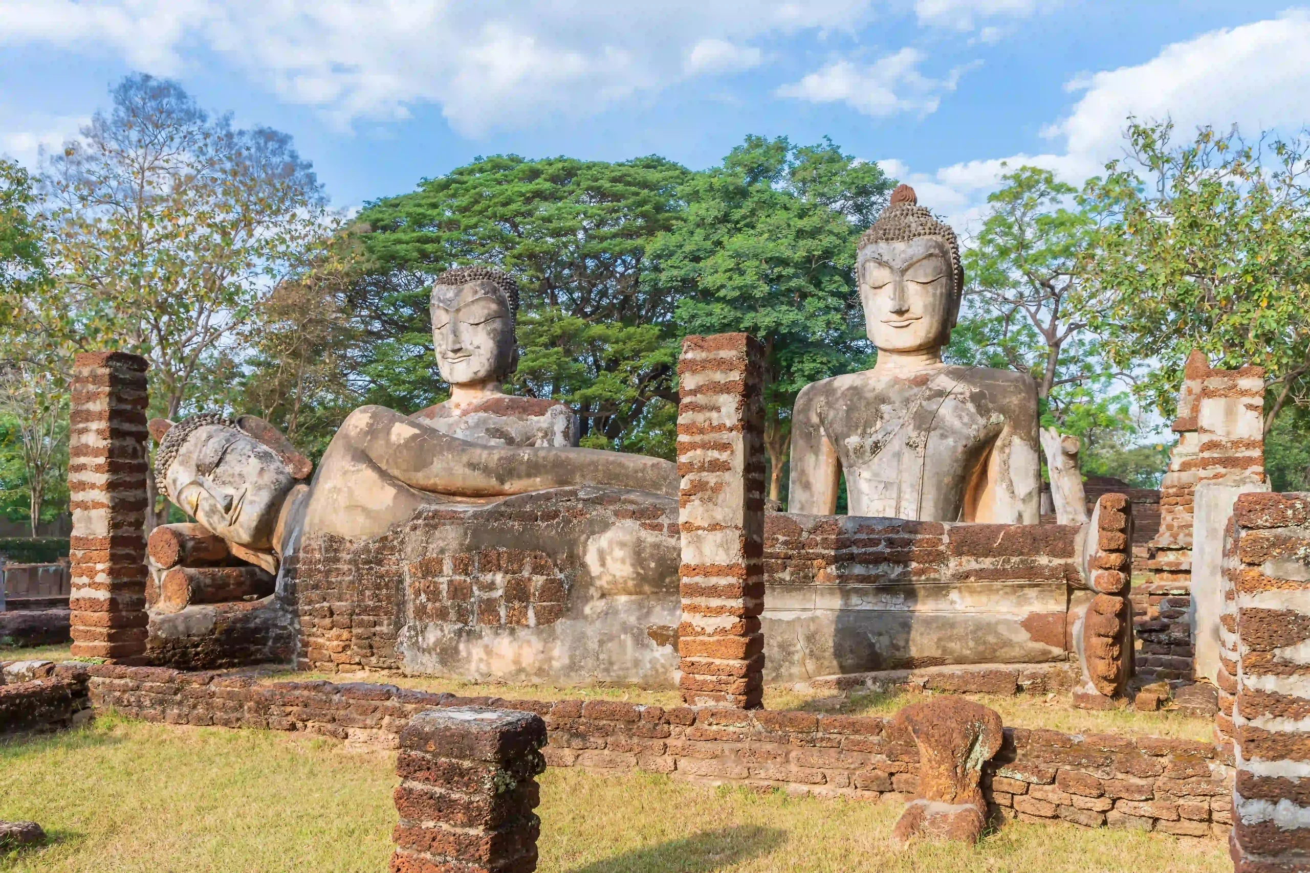 groupe-de-statues-de-Bouddha-du-temple-Wat-Phra-Kaeo-dans-le-parc-historique-de-Kamphaeng-Phet-site-inscrit-au-patrimoine-mondial-de-l'UNESCO