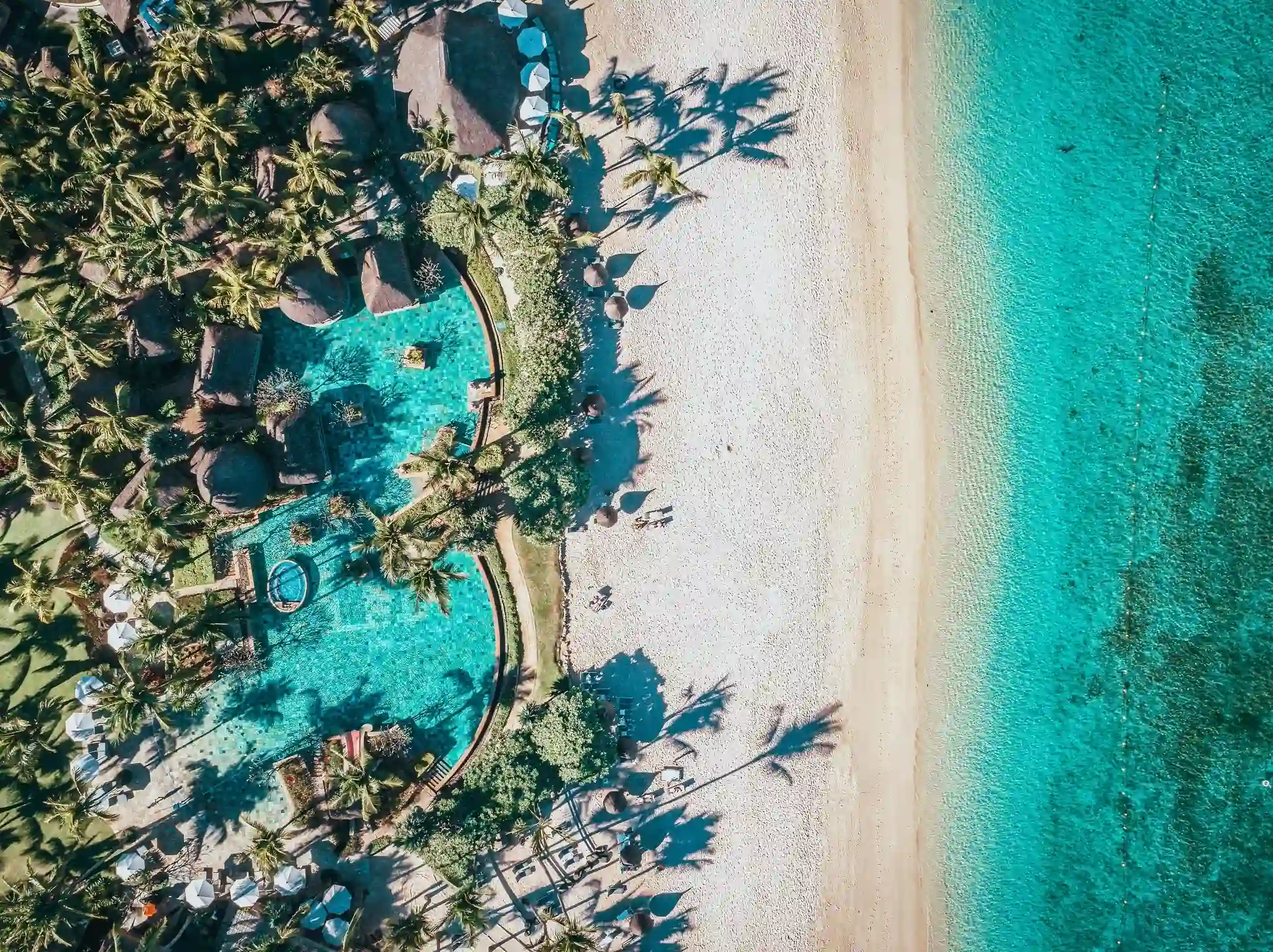 hotel-pirogue-maurice-piscine-plage