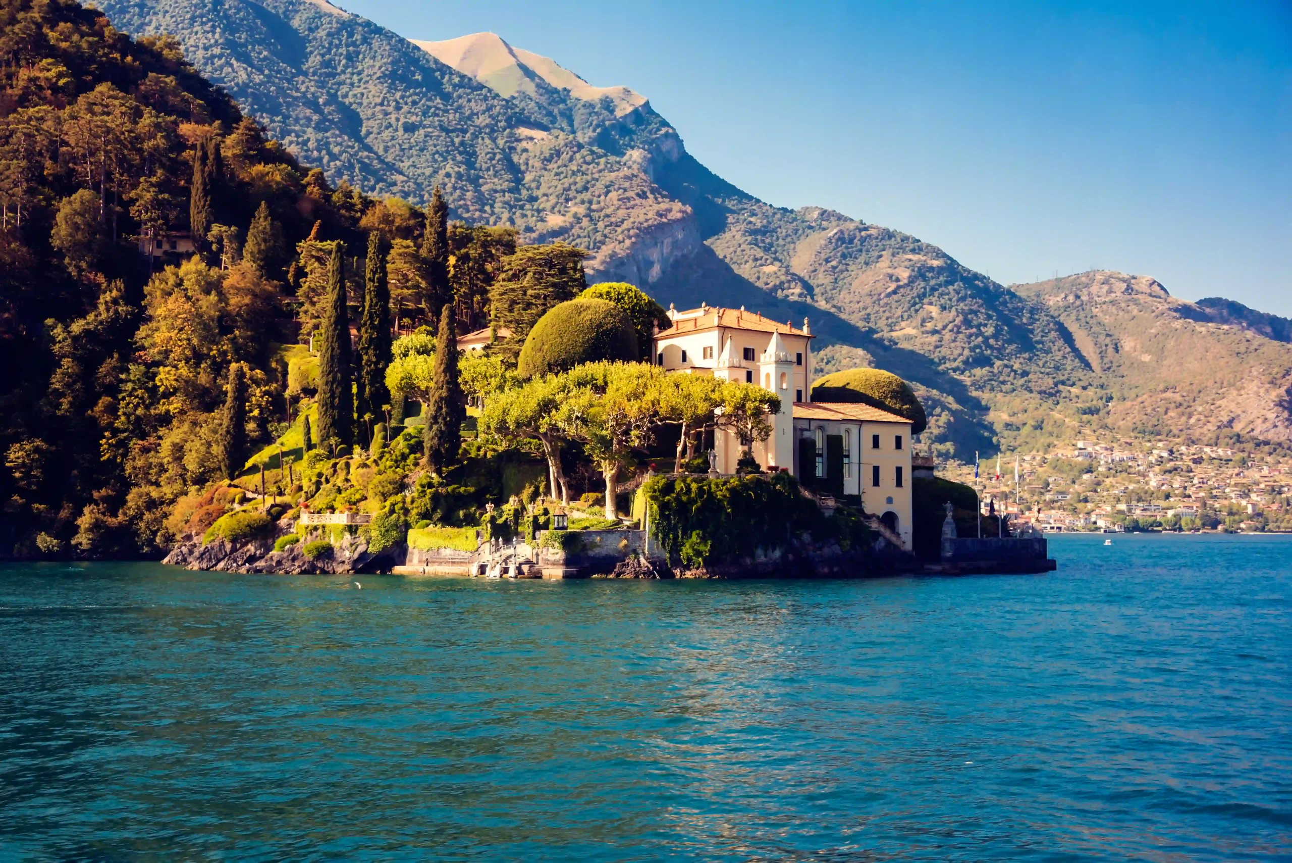 lac-de-Côme-Italie-paysage-naturel-avec-des-montagnes-lac-bleu (1)