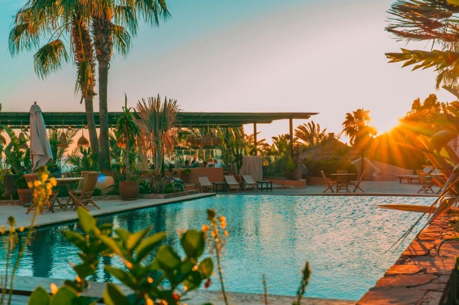 paradis-plage-resort-piscine-extérieure-coucher-soleil