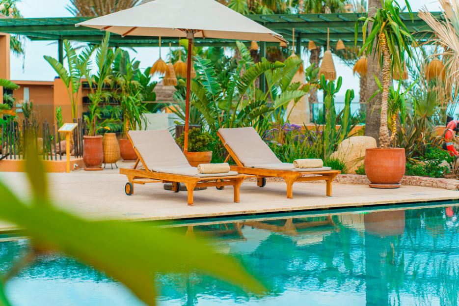 paradis-plage-resort-piscine-transat