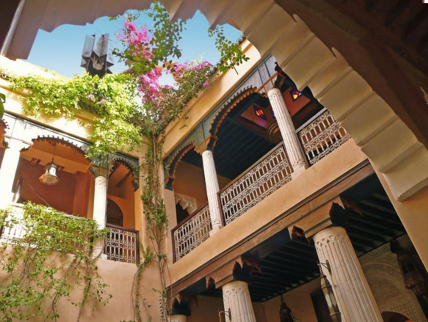 riad-armelle-cour-intérieure-vue-du-sol