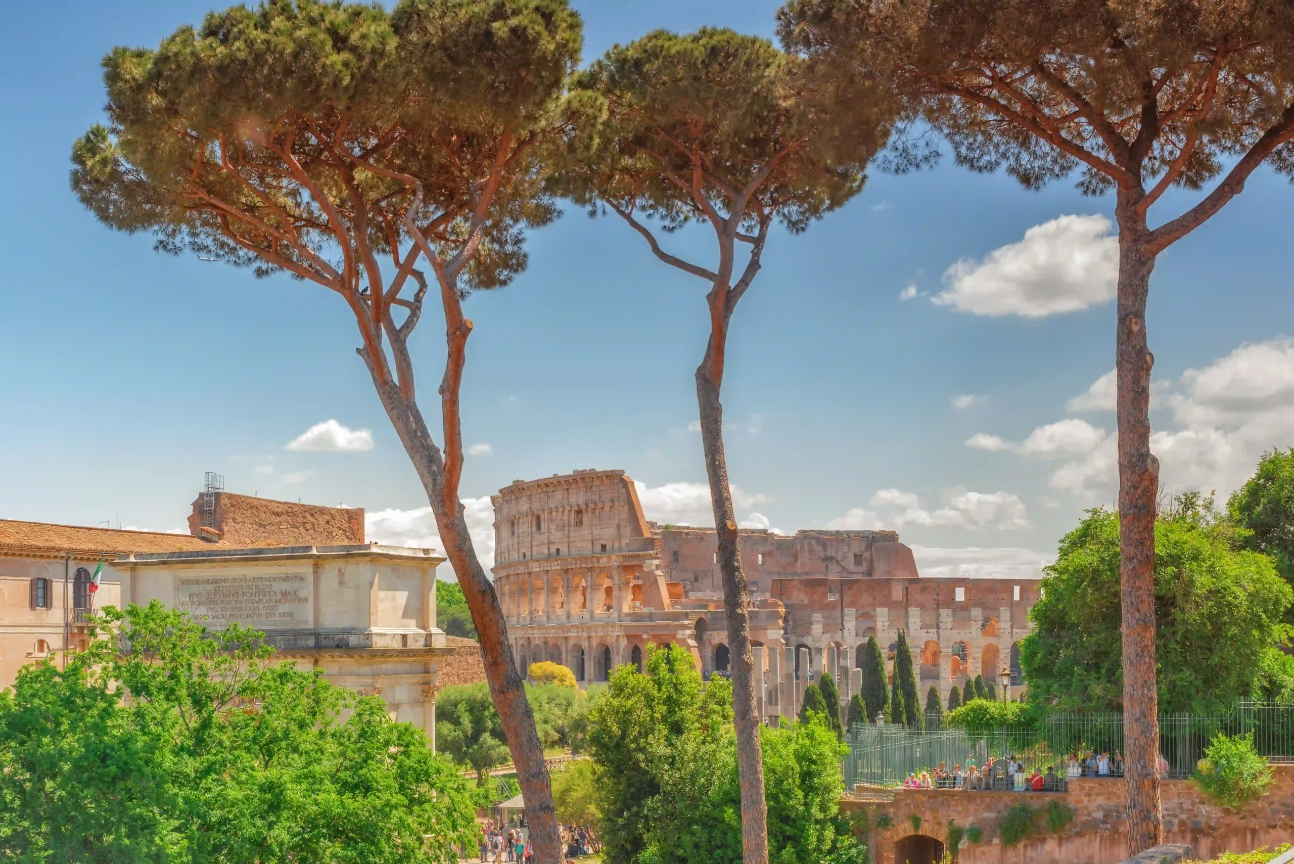 rome-italie-magnifique-paysage-Colisée-Rome-l'une-des-merveilles-du-monde-le-matin-vue-depuis-le-Forum-romain