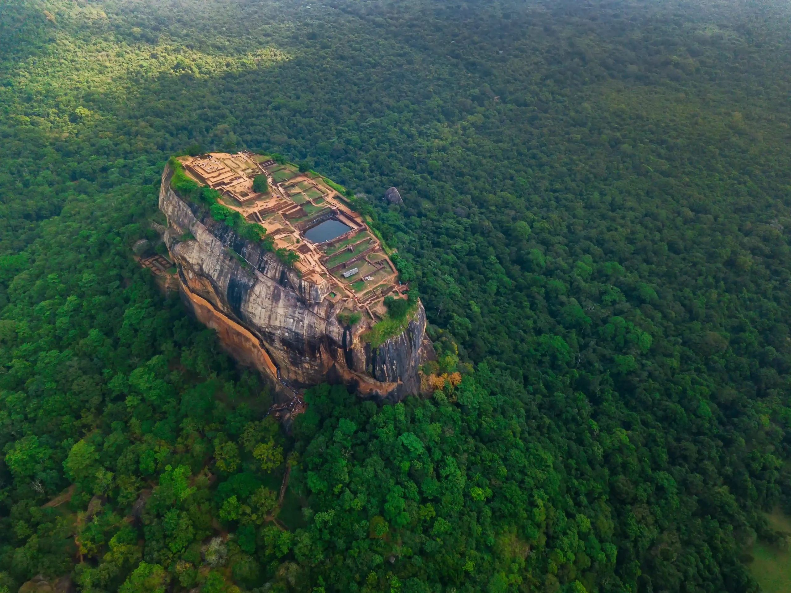 vue-aérienne-du-rocher-de-Sigiriya-un-matin-brumeux-au-Sri-Lanka-images-prises-par-drone