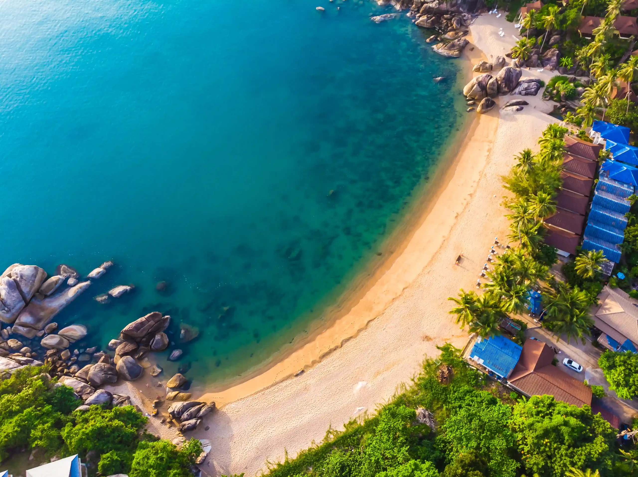 vue-aérienne-d'une-magnifique-plage-tropicale