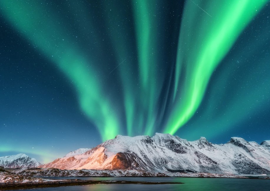 aurores-boréales-iles-lofoten-norvege-montagne-enneignée