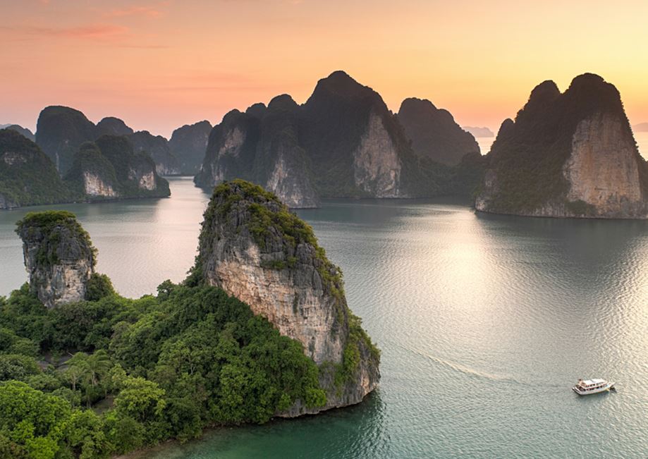 baie-d'ha-long-eaux-émeraudes-vietnam