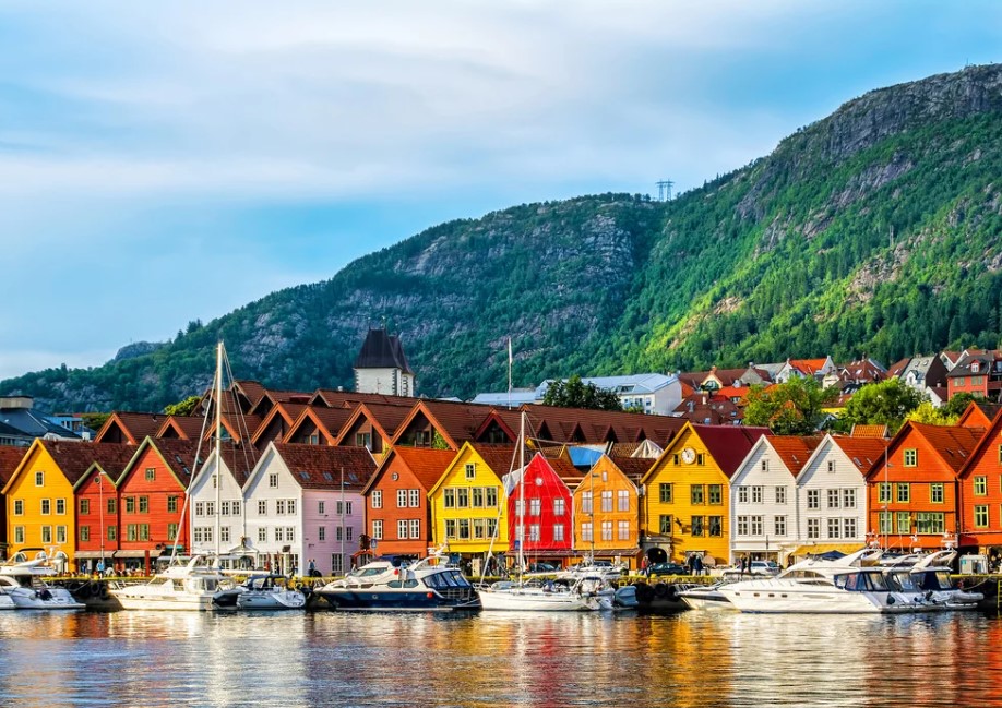 bryggen-bergen-norvege-patrimoine-unesco-maisons-colorées