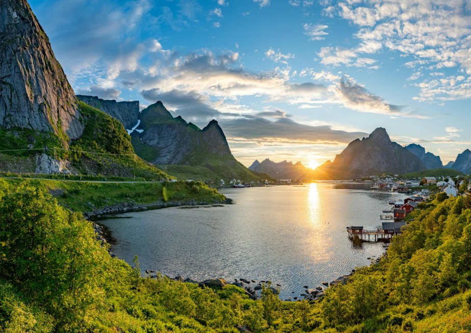coucher-de-soleil-fjord-iles-lofoten-norvege