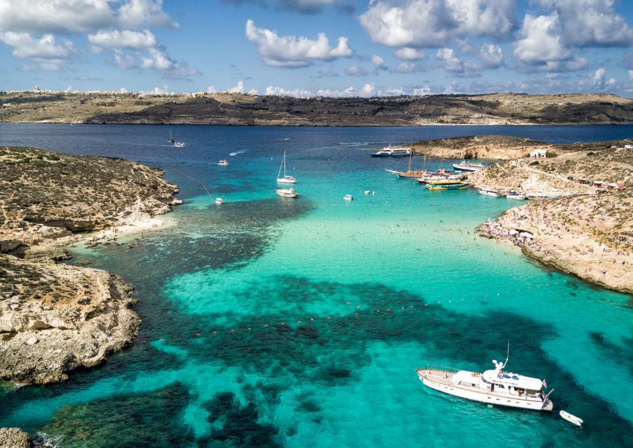 lagon-bleu-comino-bateau-eaux-turquoises-Malte